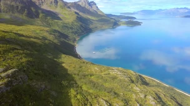 フィヨルドでは 青い海水と隣接する山脈 遠くから見たサーモン農業 常に多様な自然の風景 カメラはゆっくりと左上に移動する — ストック動画