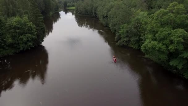 Persone Con Canoe Rosse Spostano Lontananza Vacanze Attive Nella Natura — Video Stock