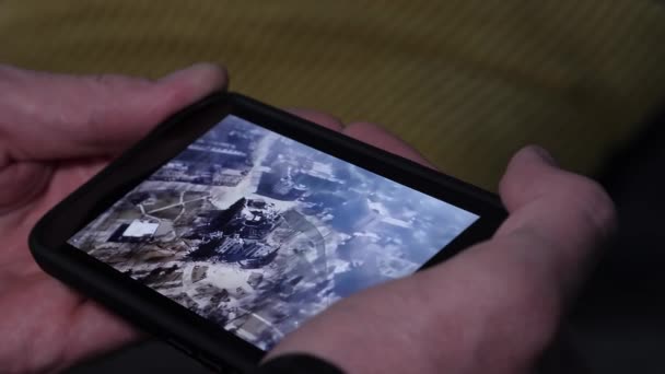 Человек Держащий Смартфон Смотрящий Видео Разрушении Украине Русское Вторжение Украину — стоковое видео
