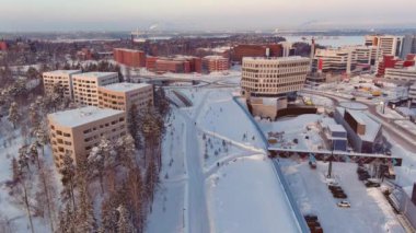 Espoo.Finland-3 Şubat 2022: Espoo Finlandiya 'da soğuk İskandinav kışında Keilaranta' nın insansız hava aracı atışı. Karlı şehir. Donmuş deniz. Farklı binalar. Kamera yavaşça yukarı doğru hareket ediyor.