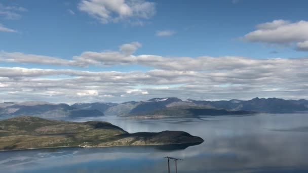 Potente Vista Natural Del Fiordo Noruega Con Las Nubes Blancas — Vídeos de Stock