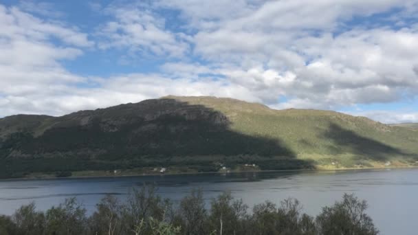 Las Nubes Blancas Cielo Noruega Con Vista Del Fiordo Terreno — Vídeos de Stock