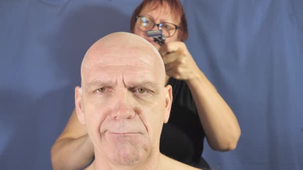 Medelålders Man Har Ett Sorgligt Ansikte Eftersom Hans Huvud Rakas — Stockvideo