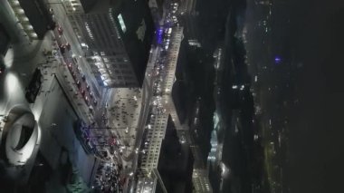 Helsinki. Finlandiya-31 Aralık 2021: Helsinki 'nin merkezinde havai fişek atımı. Gece vakti. Güzel şehir manzarası. Kış zamanı. Yeni yıl arifesi. İHA geriye ve yana hareket ediyor. Dikey Biçimli Video