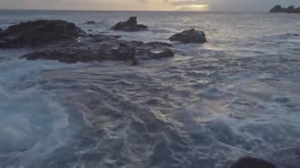 Ηλιοβασίλεμα Στην Ακτή Του Ωκεανού Στην Τενερίφη Κύματα Πιτσιλίζουν Την — Αρχείο Βίντεο