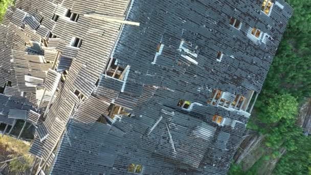 페이드 에스토니아 2021 버려진 오래된 구조는 천천히 소비에트 헛간의 지붕의 — 비디오