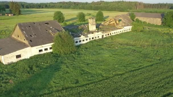 ペイド エストニア 7月5 2021 忘れられたソビエトの農場の建物の空中撮影 ゆっくりと崩壊する構造が自然と一つになる ドローンが納屋から離れる — ストック動画
