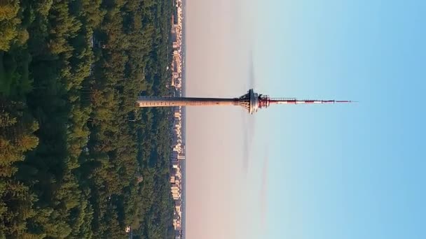 タリン エストニア 7月5 2021 タリンエストニアのテレビ塔のかなり空中撮影 素晴らしい自然と街 美しい風景 ドローンが横向きに下向きに移動する テキストスペース 垂直フォーマットビデオ — ストック動画