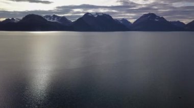 Norveç 'teki fiyort dağlarının hava manzarası bir öğleden sonra görüşünde. Kamera aşağı eğik.