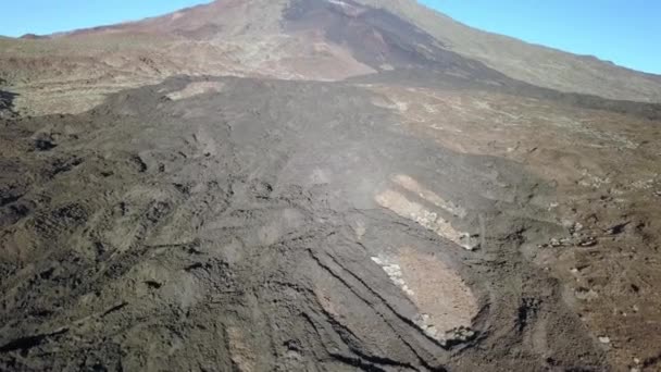 西班牙的El Teide火山顶部 在空中和蓝天上可以看到 火山的景观 相机慢慢向上移动 — 图库视频影像