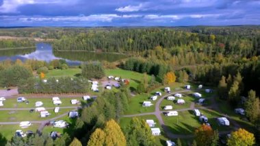 Tatil boyunca Finlandiya 'nın karavan bölgesindeki ağaçların havadan görünüşü