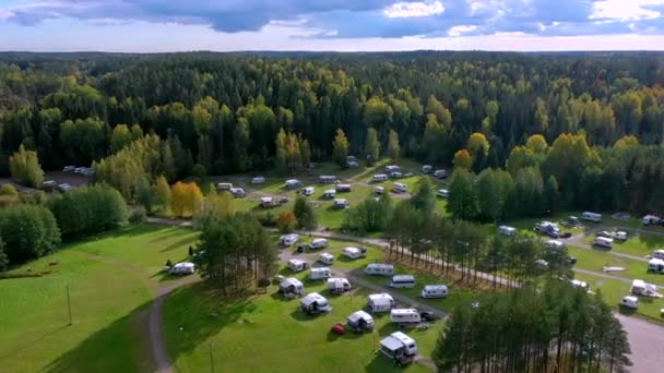 Arbres Partout Dans Zone Caravane Finlande Avec Beaucoup Fourgonnettes Maisons — Video