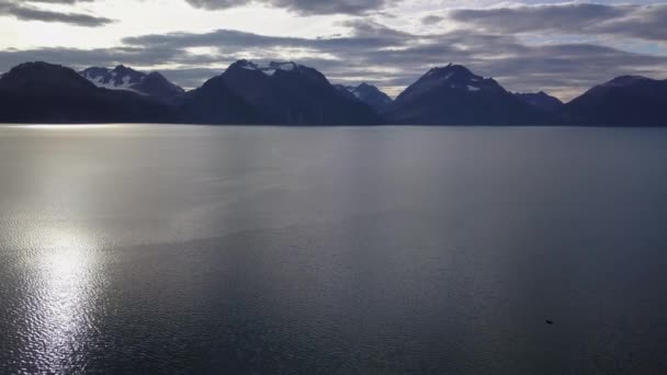 在下午昏暗的景象中 挪威峡湾里的山脉映衬着景色 相机慢慢向左移动 — 图库视频影像