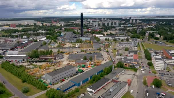 2020年7月30日 爱沙尼亚塔林 Tallinn Estonia 锅炉房烟囱的航拍 相机慢慢向右移动 — 图库视频影像