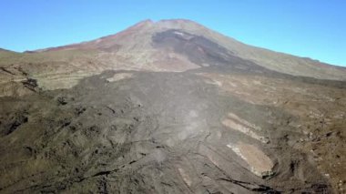İspanya 'daki El Teide yanardağının havadan görünüşü. Kahverengi toprağıyla birlikte. Volkanik manzara. Kamera yavaşça geri gidiyor..