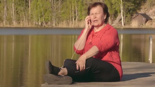 一位女士在浮桥上用电话交谈 在芬兰度假的理想环境 — 图库视频影像