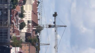 Tallinn.Estonya-21 Temmuz 2021: Deniz manzaralı eski Tallinn kasabasının güzel bir görüntüsü. İdealist mimari. Liman. Bulutlu gökyüzü. Kiliseler. Yüksek vinçler. Kamera yavaşça uzaklaşıyor.