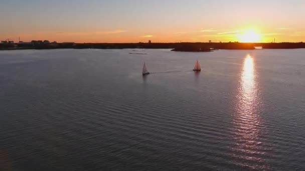 芬兰海岸线和小岛的空中拍摄 美丽的日落令人敬畏的斯堪的纳维亚自然 小帆船 相机慢慢向后移动 — 图库视频影像