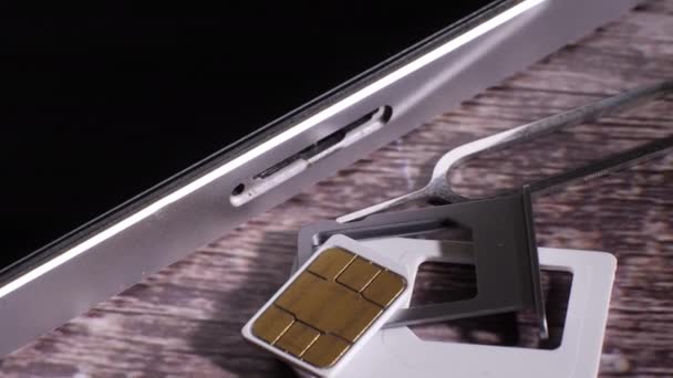 Närbild Skott Sim Kort Kortplats Silverfärgad Smartphone Modern Teknik Visar — Stockvideo