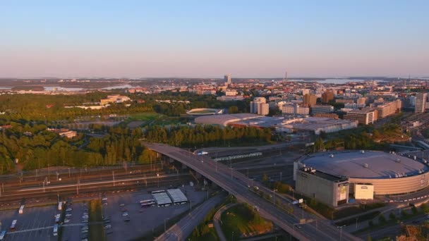 2021年8月30日 芬兰赫尔辛基的Idyllic航拍 美丽的城市景观 日落了非常棒的建筑无人机慢慢向右转 — 图库视频影像