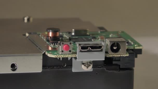 Fotografia Perto Disco Rígido Diferentes Componentes Pequenos Armazenamento Computador Tecnologia — Vídeo de Stock