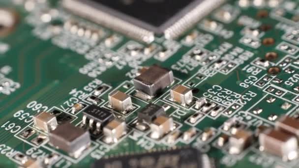 Tiro Close Componentes Diferentes Microchip Disco Rígido Números Linhas Tecnologia — Vídeo de Stock