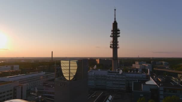 2021年8月30日 芬兰赫尔辛基电视塔的惊人空中拍摄 夕阳西下非常棒的建筑美丽的城市景观 无人机慢慢地侧向移动 — 图库视频影像