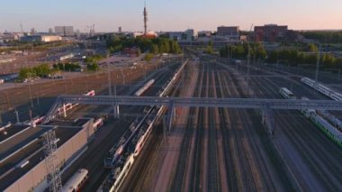 Helsinki. Finlandiya-30 Ağustos 2021: Helsinki 'deki bir tren istasyonundan geçen trenin güzel hava görüntüleri. Güzel bir şehir manzarası. Nakliye aracı. Drone yavaşça geriye doğru hareket ediyor.