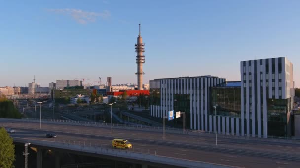 2021年8月30日 芬兰赫尔辛基电视塔的精彩空中拍摄 汽车驶过 令人惊奇的城市景观 斯堪的纳维亚建筑 相机慢慢放大 — 图库视频影像