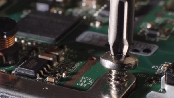 不同的小部件 螺丝被拧进硬盘驱动器的闭锁镜头 螺丝刀修理计算机技术 微晶片存储 有选择的重点 — 图库视频影像