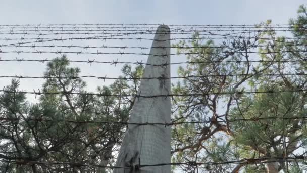 Μεγάλος Τσιμεντένιος Στύλος Στον Φράχτη Συρματοπλέγματα Στη Φυλασσόμενη Θέα Από — Αρχείο Βίντεο