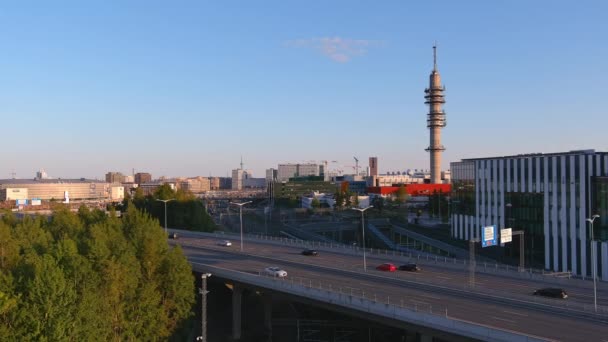 ヘルシンキ フィンランド 8月30 2021 ヘルシンキフィンランドのテレビ塔の驚くべき無人機ショット 美しい街並み 運転する車 北欧の建築 カメラ ゆっくりと横に移動する — ストック動画