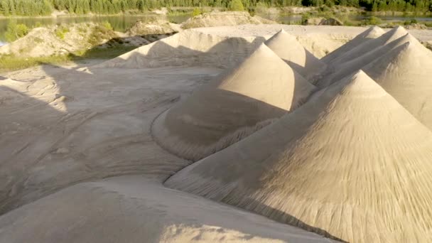Colline Sabbia Bianca Nella Cava Sabbia Circondata Dal Lago Dagli — Video Stock