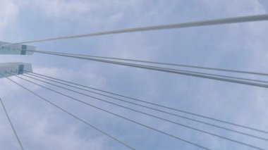 Tokyo. Japonya-23 Ekim 2019: Tokyo 'da inşaat halindeki büyük köprünün gökyüzündeki bulutların manzarası