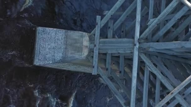 Idylický Anténní Snímek Řeky Dřevěným Mostem Úžasná Příroda Architektura Letecká — Stock video