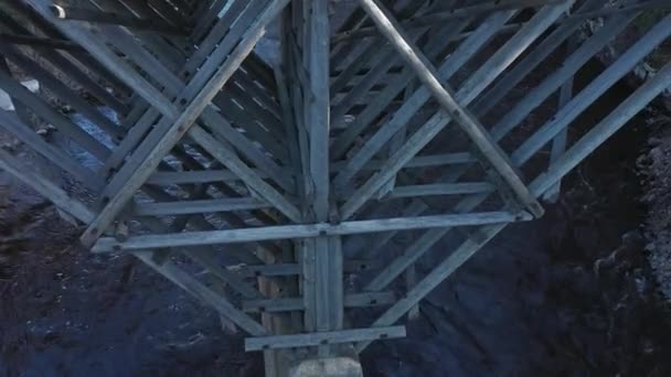 Úžasný Letecký Záběr Dřevěného Mostu Přes Řeku Lese Letecký Geologický — Stock video