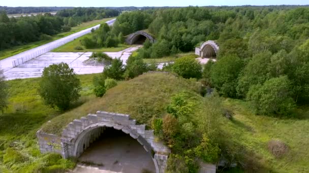 爱沙尼亚 Haapsalu July 2019 位于Haapsalu爱沙尼亚长跑道一侧的隧道 从废弃和废弃的军事基地机场出发 相机慢慢地向前移动 — 图库视频影像