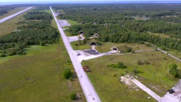 2019年7月21日 エストニア ハプサル エストニア ソビエト軍時代に放棄されたハプサルエストニアの軍事基地の空中視点 カメラは左にゆっくりと回る — ストック動画