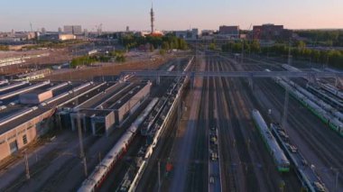 Helsinki. Finlandiya-30 Ağustos 2021: Helsinki 'deki bir tren istasyonundan geçen trenin muhteşem hava çekimi. İnanılmaz bir şehir manzarası. Nakliye aracı. Drone yavaşça geriye ve yana hareket ediyor.