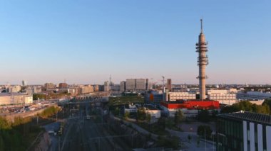 Helsinki. Finlandiya-30 Ağustos 2021: Helsinki Finlandiya 'nın şehir manzarasına muhteşem bir insansız hava aracı bakış açısı. Televizyon kulesi. İskandinav mimarisi. Mavi gökyüzü. Demiryolu rayları. İnsansız hava aracı yavaşça yana hareket ediyor.