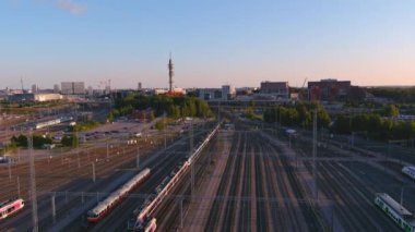Helsinki. Finlandiya-30 Ağustos 2021: Helsinki şehir merkezinden çıkan trenin muhteşem hava çekimi. Nakliye aracı. Tren istasyonunda. Güzel bir şehir manzarası. İnsansız hava aracı geriye ve aşağıya doğru hareket ediyor.