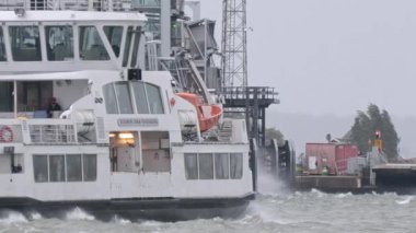 Helsinki. Finlandiya-25 Ağustos 2021: İnsanları Helsinki 'deki fırtınalı denizde taşıyan bir geminin Idyllic çekimi. Muhteşem İskandinav havası. Rüzgar ve dalgalar. Kamera gemiyi takip ediyor..