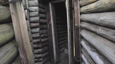 Lappeenranta. Finlandiya-28 Eylül 2020: Ormandaki Salpa Hattı Yeraltı Sığınağı 'na girmek. Salpa Hattı tahkimatı bir sığınak hattıdır..