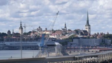 Tallinn.Estonya-21 Temmuz 2021: Tallinn limanının inanılmaz görüntüsü denizden izlendi. Harika bir mimari. Bulutlu gökyüzü. Arka planda eski bir kasaba. Kamera yavaşça yana hareket ediyor.