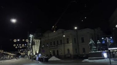 Helsinki. Finlandiya-31 Aralık 2021: Bir kış gecesi Helsinki 'nin inanılmaz şehir merkezi. Noel süsleri. Binalar ve yollar. Karlı. Aydınlanmış. Kamera yavaşça ileri gidiyor.