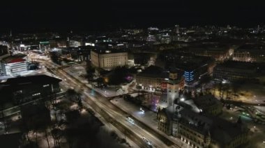 Helsinki. Finlandiya-18 Ocak 2022: Helsinki Finlandiya 'nın kışın yüksek açılı manzarası. Mimarlık. Aydınlanmış. Gece vakti. İnsansız hava aracı yavaşça yana hareket ediyor.