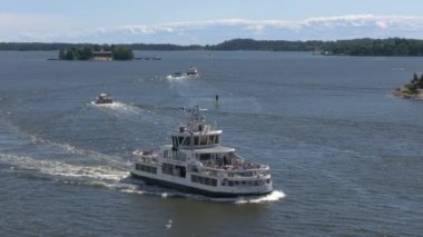 Helsinki. Finlandiya-Haziran 16.2021: Helsinki ile kıyı adaları arasında seyahat eden teknelerin müthiş görüntüleri. Güneşli bir günde güzel doğa ve inanılmaz deniz. Turist gezileri. Kamera yakınlaştırılıyor.