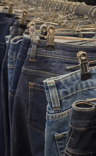 Denim kotları, yeniden kullanım ve sürdürülebilirliği destekleyen bir toplum geri dönüşüm etkinliğinde askılara göre düzenlenir. Katılımcılar geri dönüşüm ve bağış için eski giysileri getirmeye teşvik ediliyor.