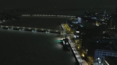 Helsinki. Finlandiya-31 Aralık 2021: Ruoholahti Helsinki 'de yeni yıl arifesini gösteren İHA ateşi. Harika bir şehir manzarası. Havai fişekler. Gece vakti. Kamera aşağı doğru eğildiğinde yavaşça ileri doğru hareket ediyor.