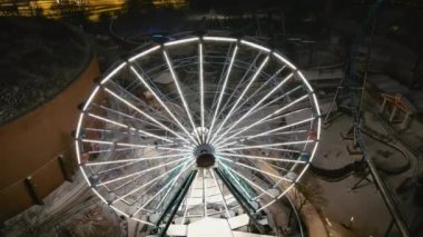 Helsinki. Finlandiya-18 Ocak 2022: Linnanmaki lunaparkındaki dönme dolabın insansız hava aracı görüntüleri. Eğlence. Kışın kapalıydı. Gece vakti. Kamera yavaşça geriye hareket ediyor.